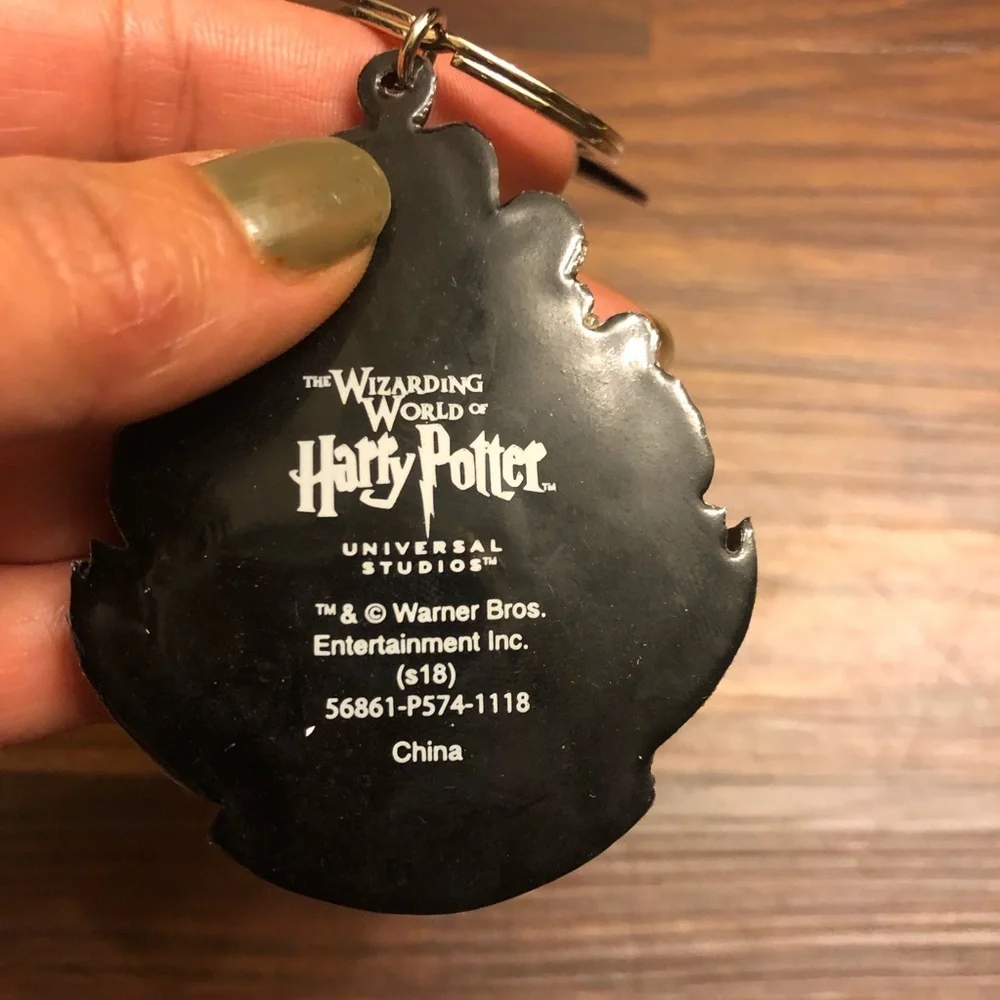 Universal Studios Wizarding World Harry Potter Hogwarts Crest Keychain
